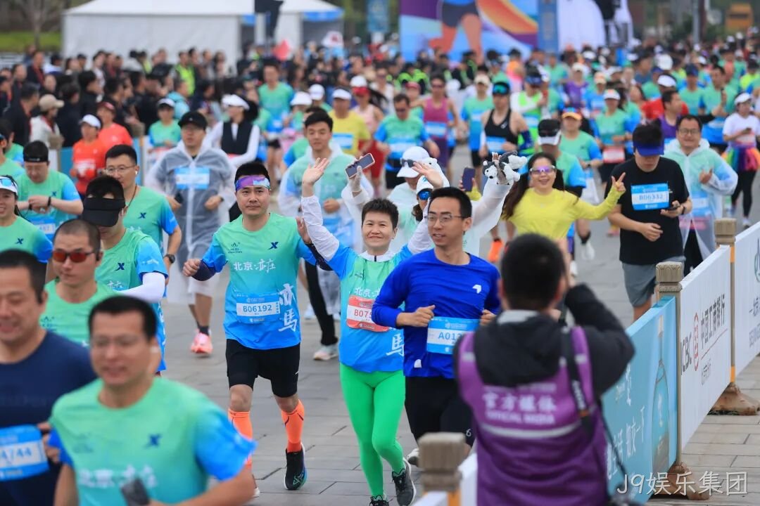 全球首个,人形机器人“跑团”在亦庄!2025北京亦庄半程马拉松暨人形机器人半程马